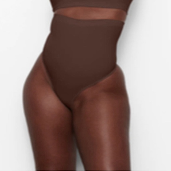 Skims Seamless Sculpt High Waist Thong Size 4X/5X in Color Cocoa - Picture 2 of 7